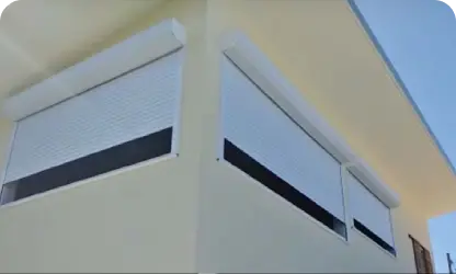 Sistema de persianas enrollablas Stormpanel protección contra huracanes de ventanas, paneles y persianas de aluminio.