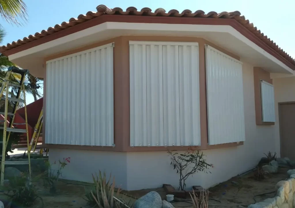 Sistema de Paneles de Tormenta BERTHA Stormpanel protección contra huracanes de ventanas, paneles y persianas de aluminio. Los Cabos BCS